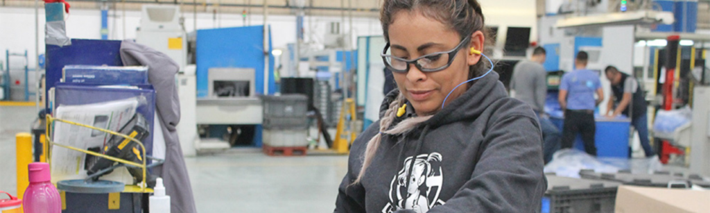 mujer feliz incentivos industriales